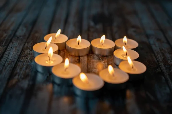 Nahaufnahme Eines Herzens Aus Kerzen Auf Dem Hölzernen Hintergrund — Stockfoto