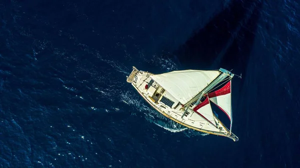 晴れた日に海の波の上の船のドローンビュー — ストック写真