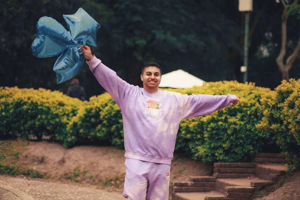 Homem Hispânico Feliz Traje Esportes Roxo Tie Dye Andando Parque — Fotografia de Stock