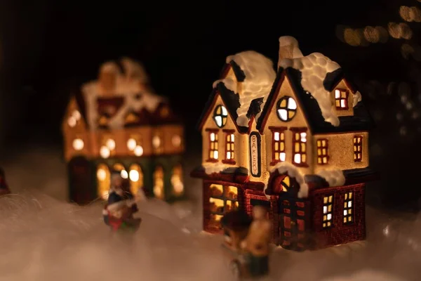 Minyatür Evin Işıklarla Süslenmiş Yakın Çekimi — Stok fotoğraf