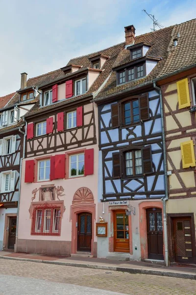 Вертикальный Снимок Улицы Кольмаре Эльзас Типичными Красочными Домами Франции — стоковое фото