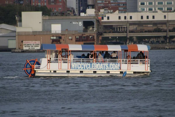 Turistbåt Nyc Hudsonfloden — Stockfoto