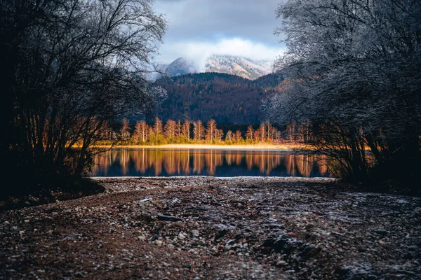 Río Cristalino Que Refleja Montañas Rocosas Bosque Otoño — Foto de Stock