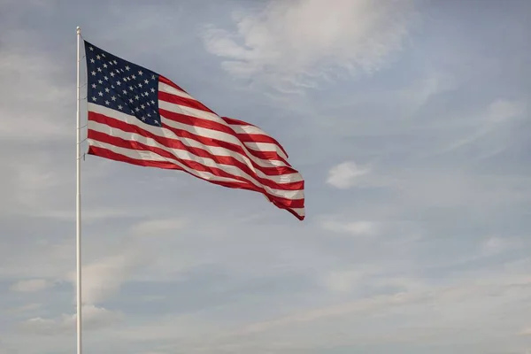 Крупный План Американского Флага Перед Ярким Дневным Небом — стоковое фото