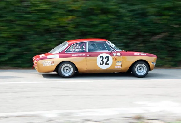 Klasik Araba Yarışı Pesaro Cup Mitinginde Klasik Kırmızı Bir Alfa — Stok fotoğraf