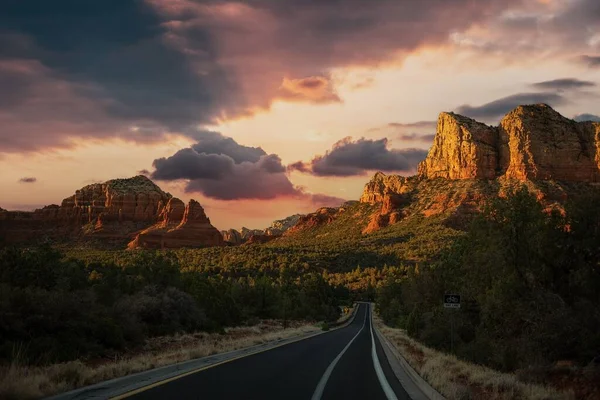 Una Carretera Que Atraviesa Lugar Desierto Sedona Con Formación Rocas — Foto de Stock