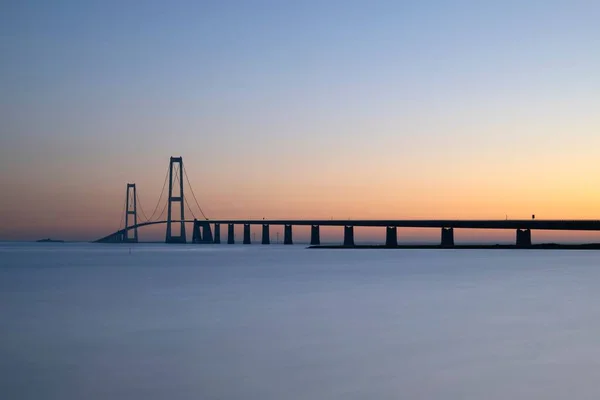 Storebaelt Köprüsü Günbatımında Danimarka — Stok fotoğraf