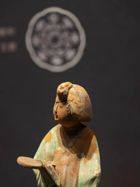Primo Piano Della Statuetta Argilla Una Donna Dell Asia Orientale — Foto Stock