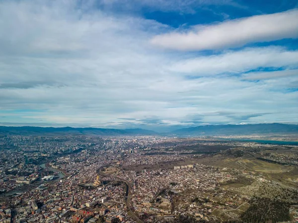 Letecký Pohled Město Tbilisi Zelenými Horami Modrou Oblačnou Oblohou Gruzii — Stock fotografie