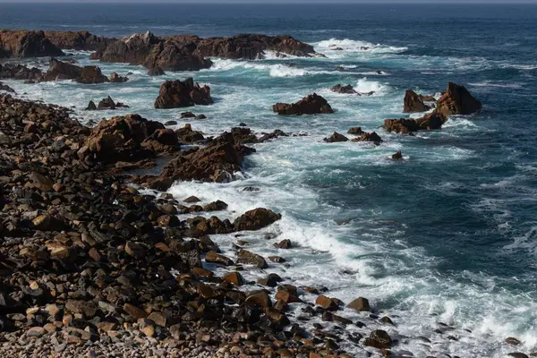 Una Orilla Del Mar Cubierta Montañas Rocosas Olas Agua Fondo — Foto de Stock