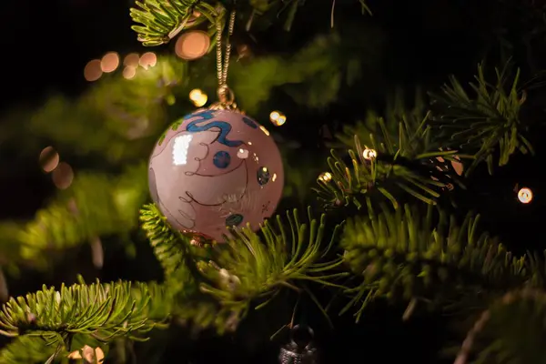 Enfoque Selectivo Ornamental Colgado Árbol Navidad —  Fotos de Stock