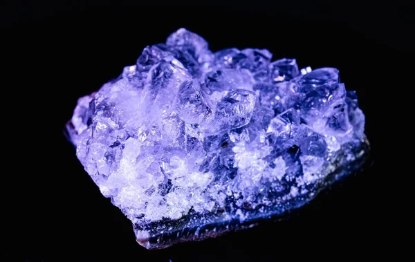 在黑色背景上隔离的紫色紫水晶钻石矿的特写镜头 — 图库照片
