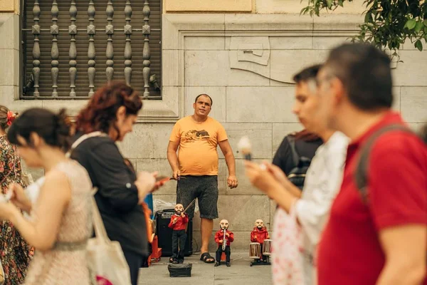 Hombre Vendiendo Estatuas Músicos Una Calle Sevilla España —  Fotos de Stock