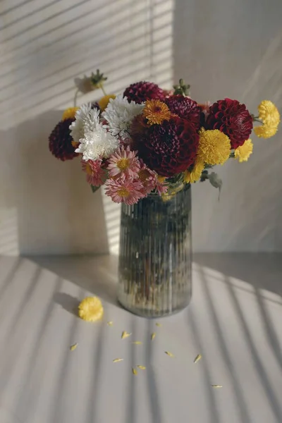 Vertikální Detailní Záběr Podzimních Květin Váze — Stock fotografie
