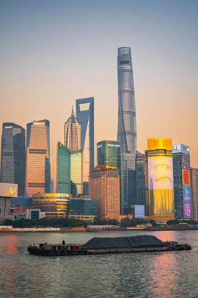 Plano Vertical Del Horizonte Iluminado Ciudad Shanghai Río Huangpu Contra —  Fotos de Stock