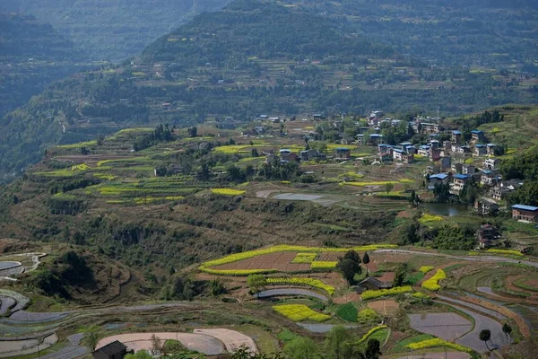 Luftaufnahme Eines Dorfes Und Einer Ausgedehnten Landschaft Auf Dem Land — Stockfoto
