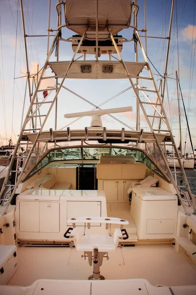 Eine Vertikale Aufnahme Eines Luxuriösen Fischerbootes Mit Sahne Salon — Stockfoto