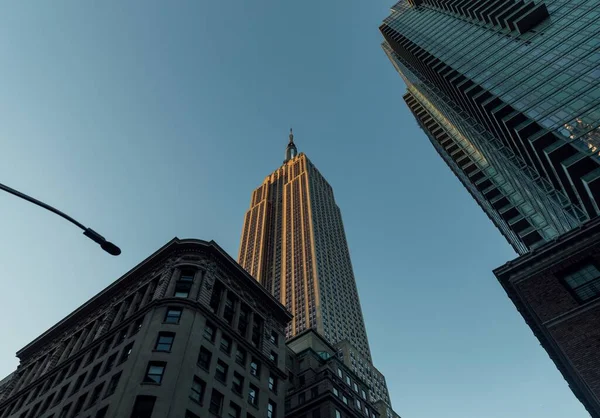Eine Flache Aufnahme Des Empire State Building Vor Blauem Himmel — Stockfoto