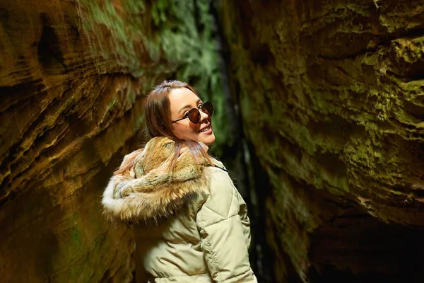 Μια Ισπανίδα Γυαλιά Ηλίου Χαμογελαστή Και Στέκεται Ανάμεσα Στις Σπηλιές — Φωτογραφία Αρχείου