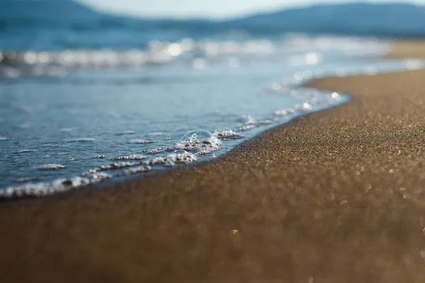 波がビーチに向かって来る海の選択的な焦点 — ストック写真