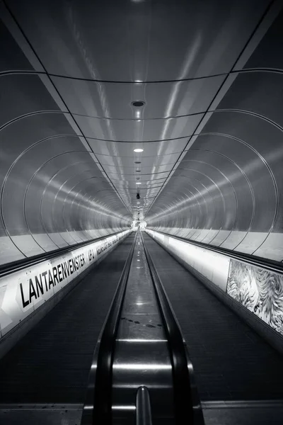 Rotterdam Daki Wilhelminaplein Metro Istasyonunda Yürüyen Merdiven — Stok fotoğraf