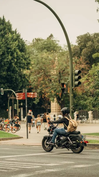 스페인 세빌의 거리에서 오토바이를 남자의 — 스톡 사진