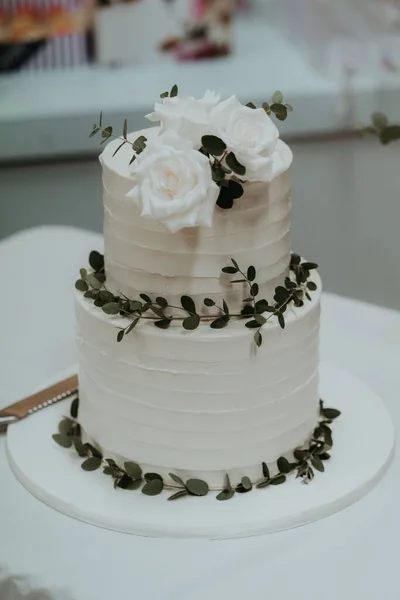 A white cake with roses