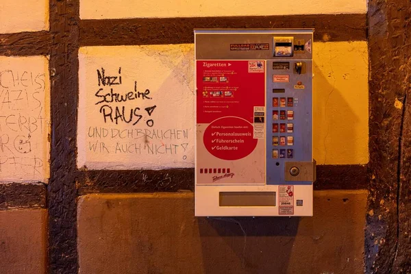 낙서와 구호가 자판기 — 스톡 사진