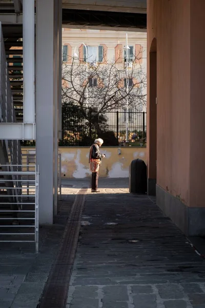 Plano Vertical Los Edificios Calle Génova Italia Mostrando Vida Cotidiana —  Fotos de Stock
