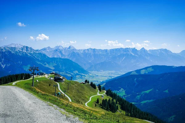 Road Surrounded Mountains Sunny Day Leogang — Stock Photo, Image