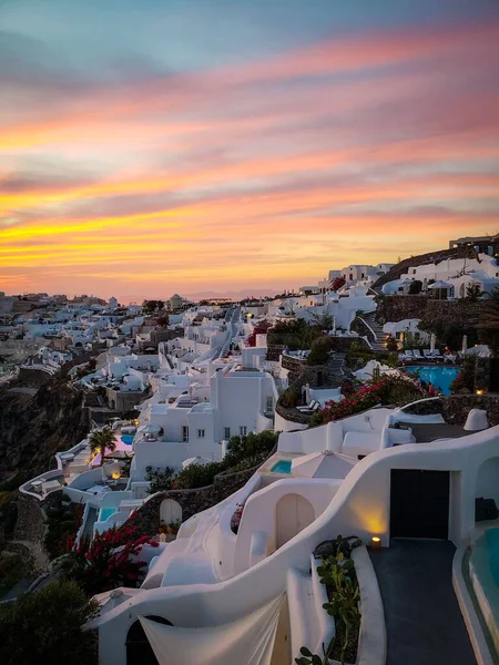 그리스 산토리니에 리조트 아름다운 석양을 수직으로 — 스톡 사진