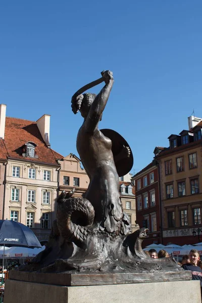 ポーランド ワルシャワの旧市街市場広場にあるワルシャワ記念碑のマーメイド — ストック写真