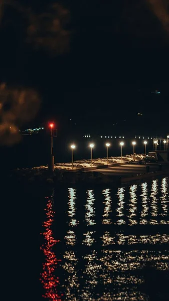 克罗地亚达尔马提亚海岸平静海面上灯光反射的垂直方向 — 图库照片