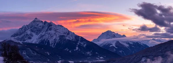 Krásný Panoramatický Záběr Zasněžených Hor Proti Zatažené Obloze Během Západu — Stock fotografie