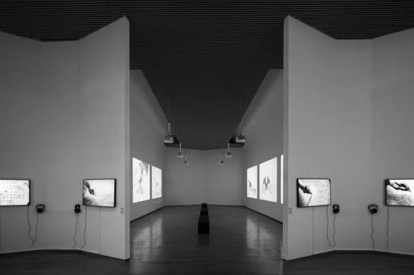 イグナツィオ ガルデッラのスクリーンを備えた現代的な展示スペースPac グレースケールショット — ストック写真