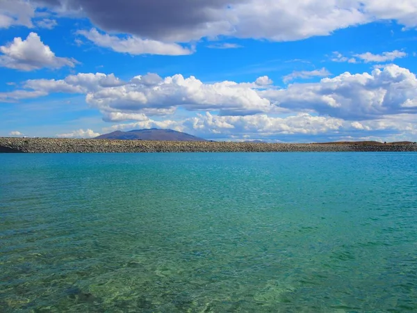 Минималистический Вид Озеро Пушистыми Белыми Облаками Небе — стоковое фото