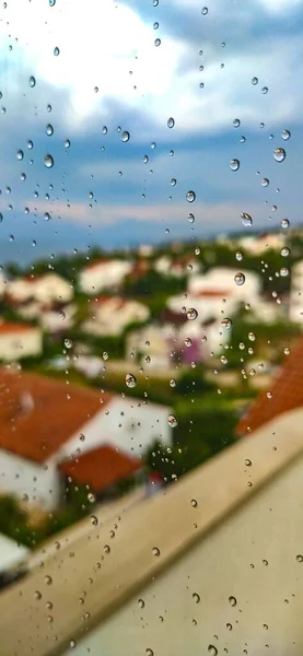 Ein Selektiver Fokus Vertikale Ansicht Von Regentropfen Auf Einem Glasfenster — Stockfoto