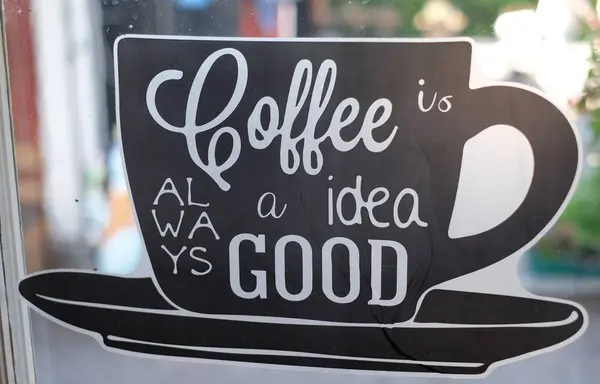 Uma Foto Close Adesivo Anúncio Com Café Uma Boa Ideia — Fotografia de Stock