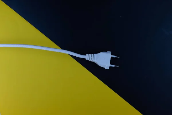 Egy Közeli Felvétel Egy Fehér Elektromos Dugóról Dróttal Egy Sárga — Stock Fotó
