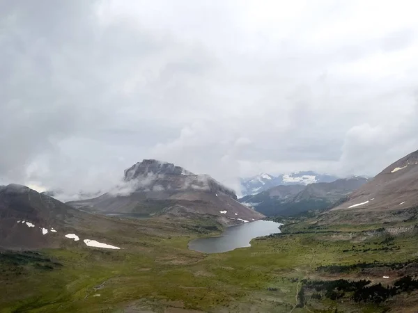 Ein Malerischer Blick Auf Einen See Grünen Bergen Mit Wolken — Stockfoto