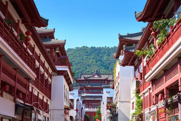 Zewnątrz Dwóch Tradycyjnych Chińskich Elewacji Architektury Czerwonymi Ścianami Niebieskim Niebem — Zdjęcie stockowe