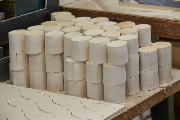 Una Pila Piezas Madera Ovaladas Una Fábrica Carpintería — Foto de Stock