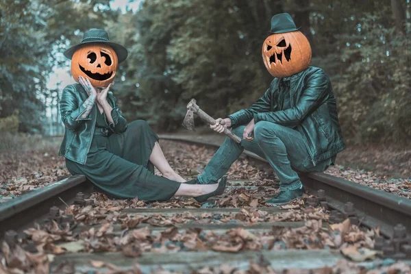 Closeup Shot Couple Wearing Pumpkins Heads Forest — Stock Photo, Image