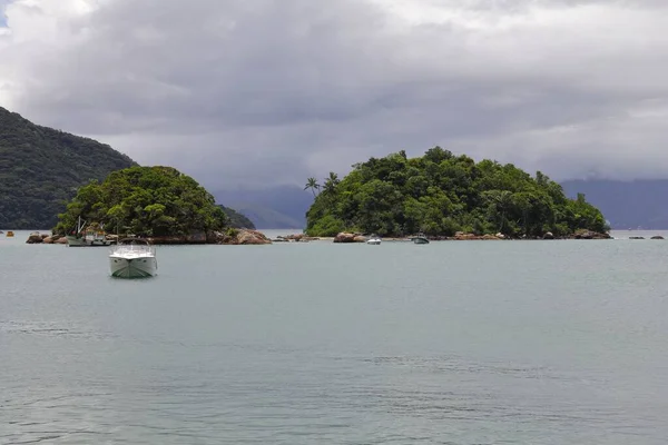 Bílý Člun Proti Zeleným Ostrovům Ilha Grande Brazílie Pod Zataženou — Stock fotografie