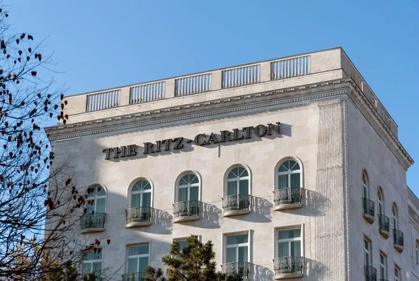 Låg Vinkel Skott Ritz Carlton Hotell Budapest Ungern — Stockfoto