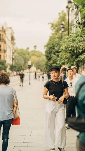 Colpo Verticale Una Signora Asiatica Che Cammina Una Strada Siviglia — Foto Stock