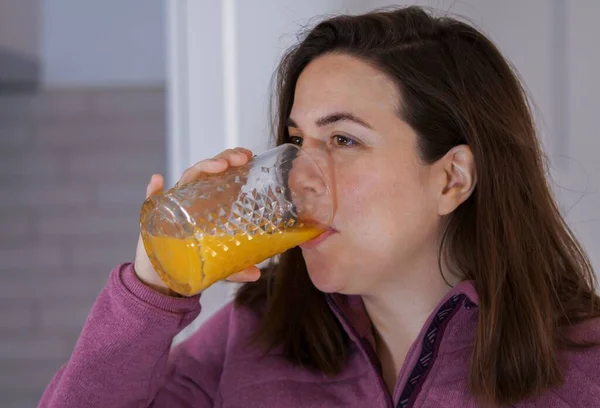Close Young Brunette Girl Profile Drinking Freshly Squeezed Orange Juice — Photo