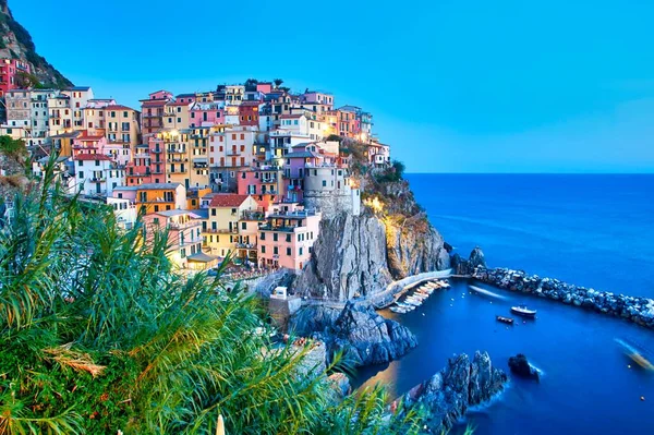 Colorido Edificio Ciudad Manarolas Cinque Terre Italia Rodeado Por Mar — Foto de Stock