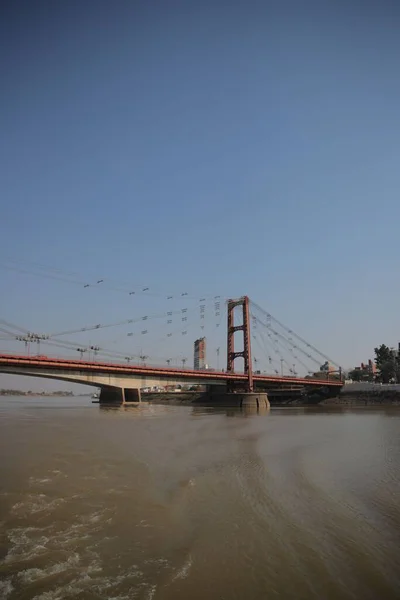Вертикальний Знімок Висячого Мосту Міста Санта — стокове фото