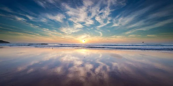 Vacker Solnedgång Över Havet Med Klippor — Stockfoto